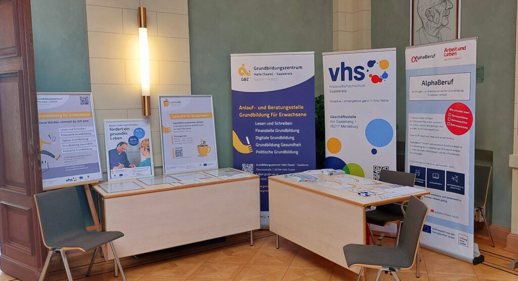 Gemeinsamer Stand von GBZ, KVHS Merseburg und AlphaBeruf zur Frühjahrsoffensive des Jobcenter Saalekreis in Merseburg am 20.05.2025. Foto: GBZ