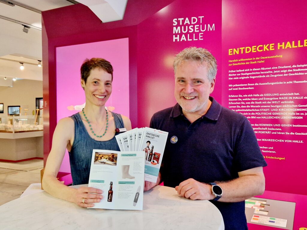 Kristin Land (Stadtmuseum) und Arnfried Gläser (GBZ) stellen ihr gemeinsames Angebot „Entdeckt Halle! Jedes Mal überraschend anders“ vor. Foto: Stadtmuseum Halle